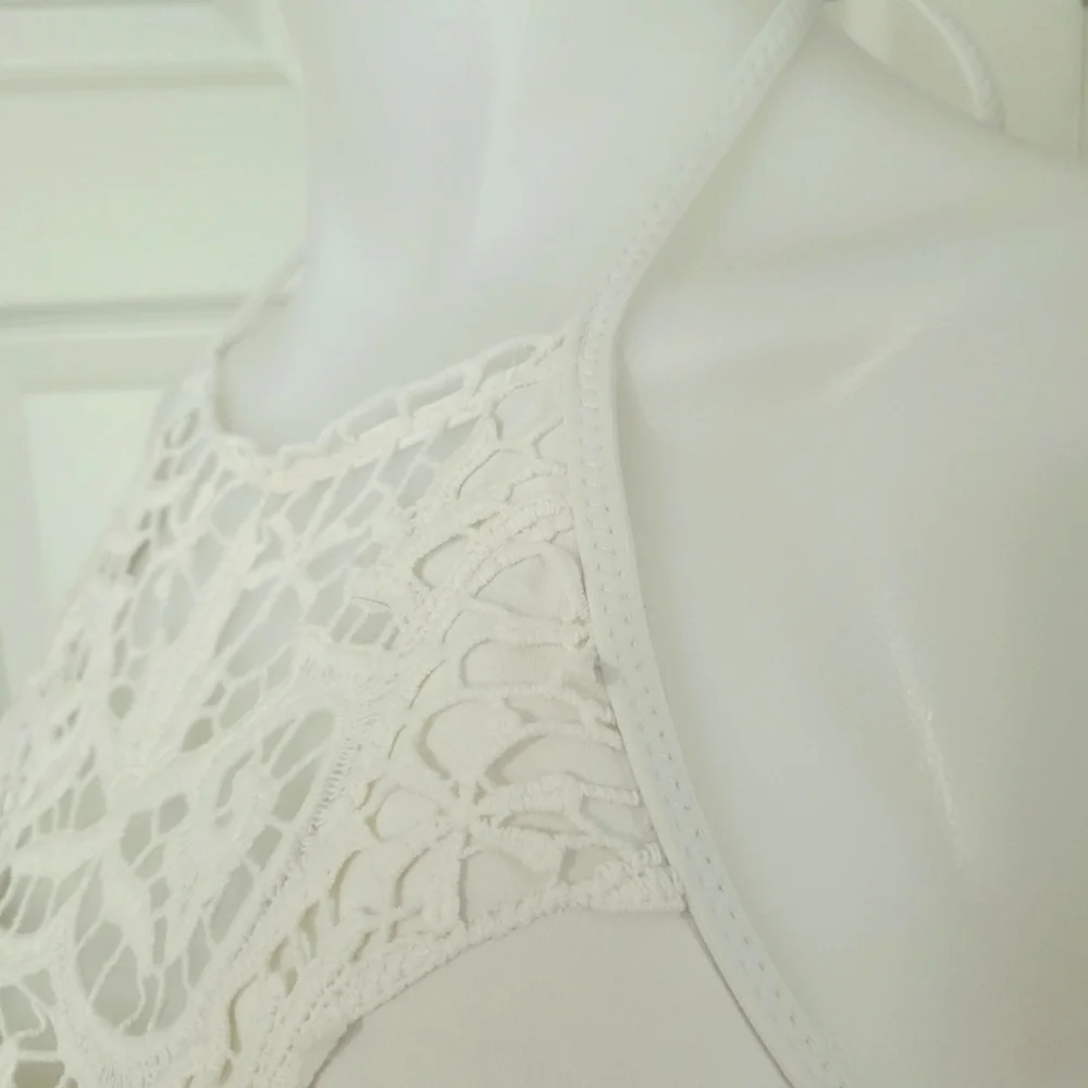 BECCA High Neck Crochet Floral Lace Bikini Top L EUC White Halter - Picture 4 of 10
